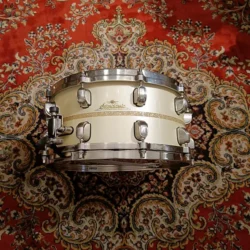 Tama Starclassic Bubinga Elite 14″x6,5″ Pearl White/Gold Sparkle Inlay