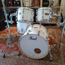 Pearl Masters Maple/Gum 22&Prime;x16&Prime; 10&Prime;x7&Prime; 12&Prime;x8&Prime; 16&Prime;x16&Prime; Silver White Swirl + supports toms